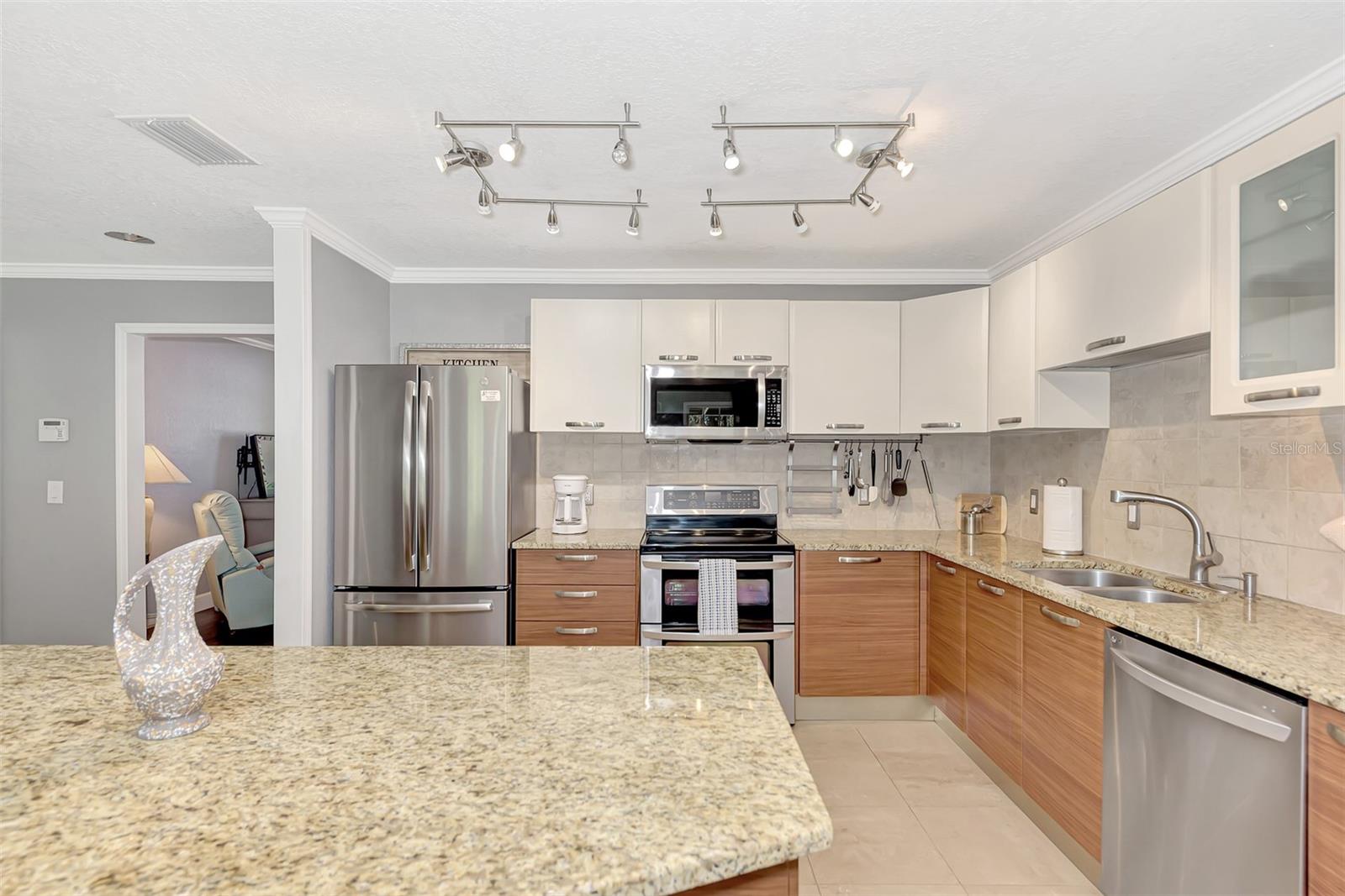 FLOYD & CAMERON SUB - Residential Lease