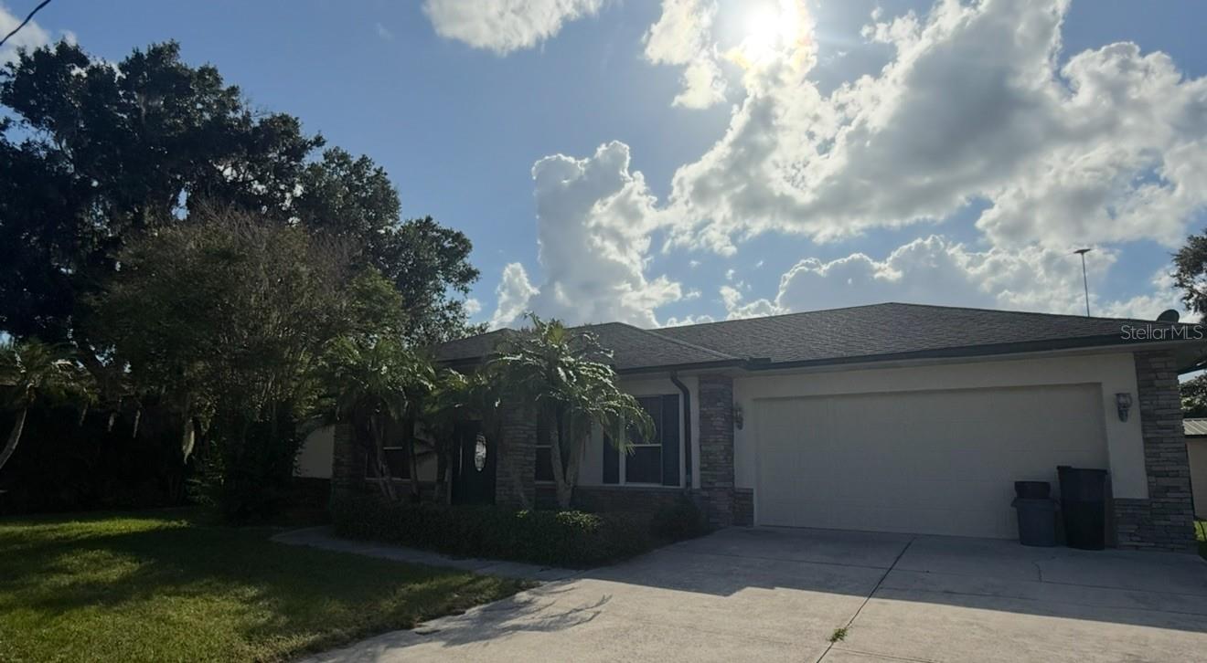 Under contract-accepting backup offers. Great 3/2 on Canal frontage that leads to Lake Hatchineha and the Kissimmee Chain of Lakes.