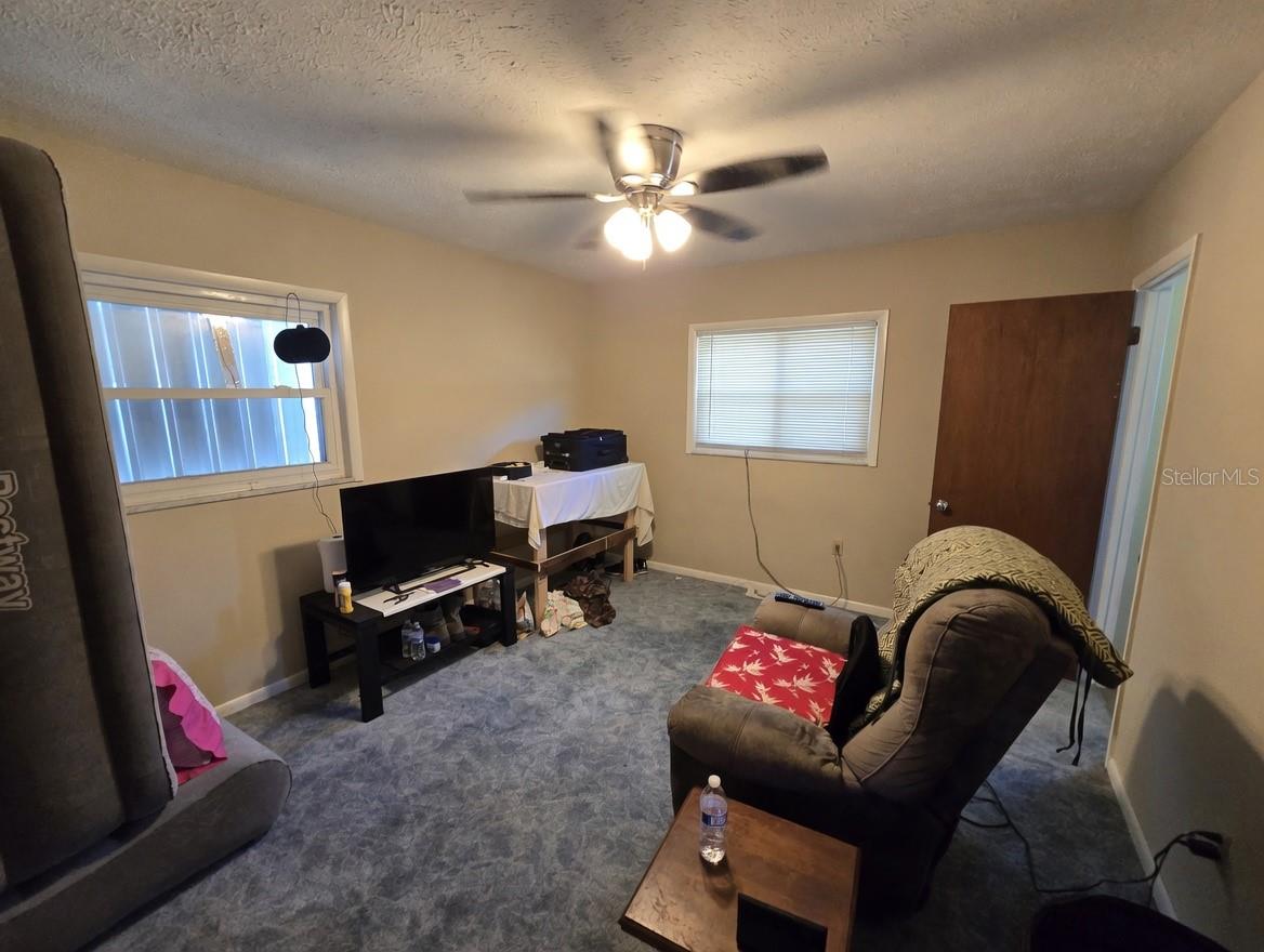 COM AT NW COR OF SE 1/4THN S ALG WLY - Residential