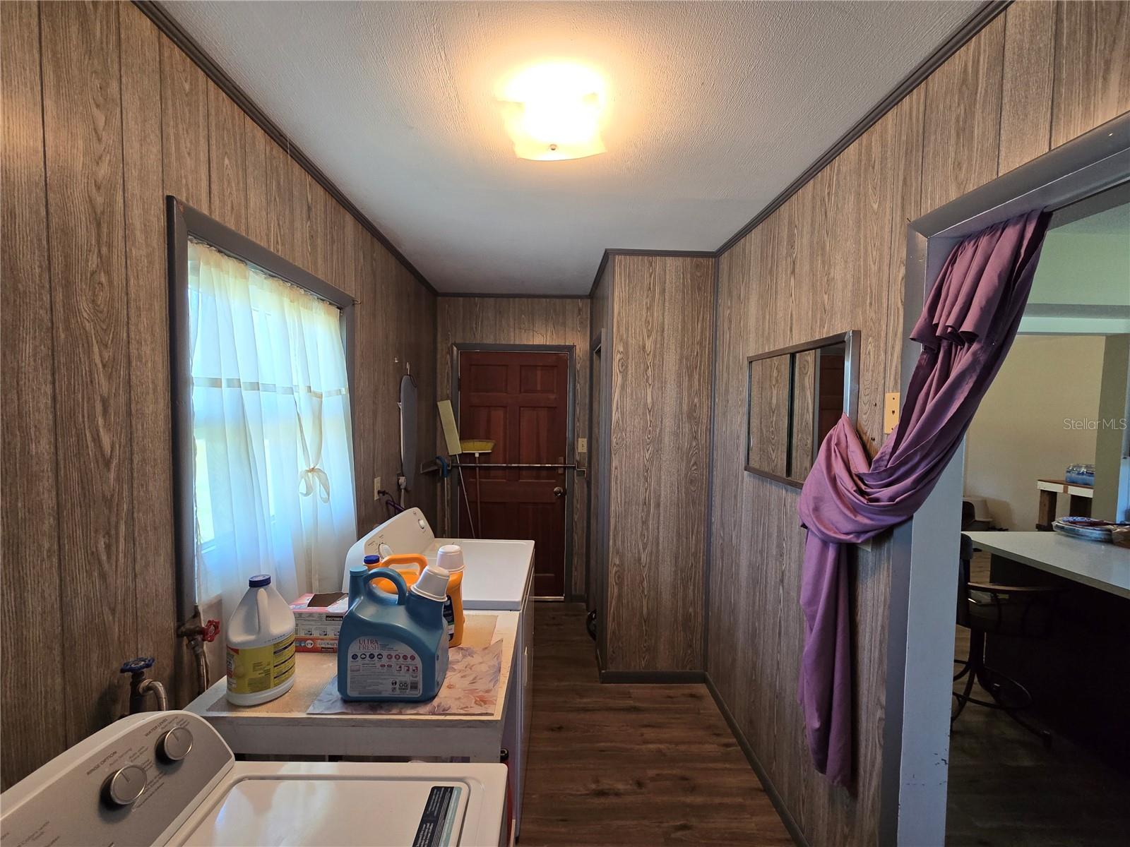 COM AT NW COR OF SE 1/4THN S ALG WLY - Residential