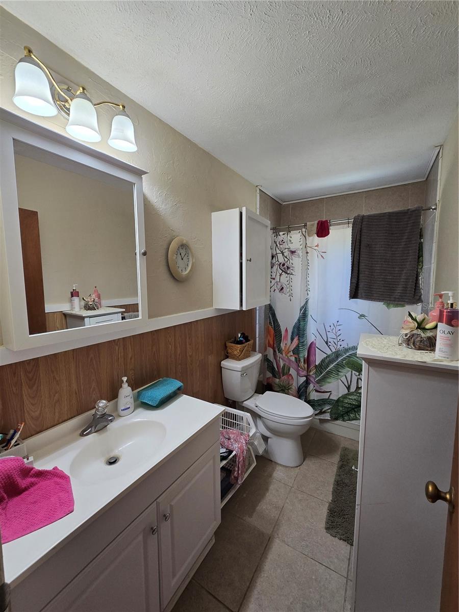 COM AT NW COR OF SE 1/4THN S ALG WLY - Residential