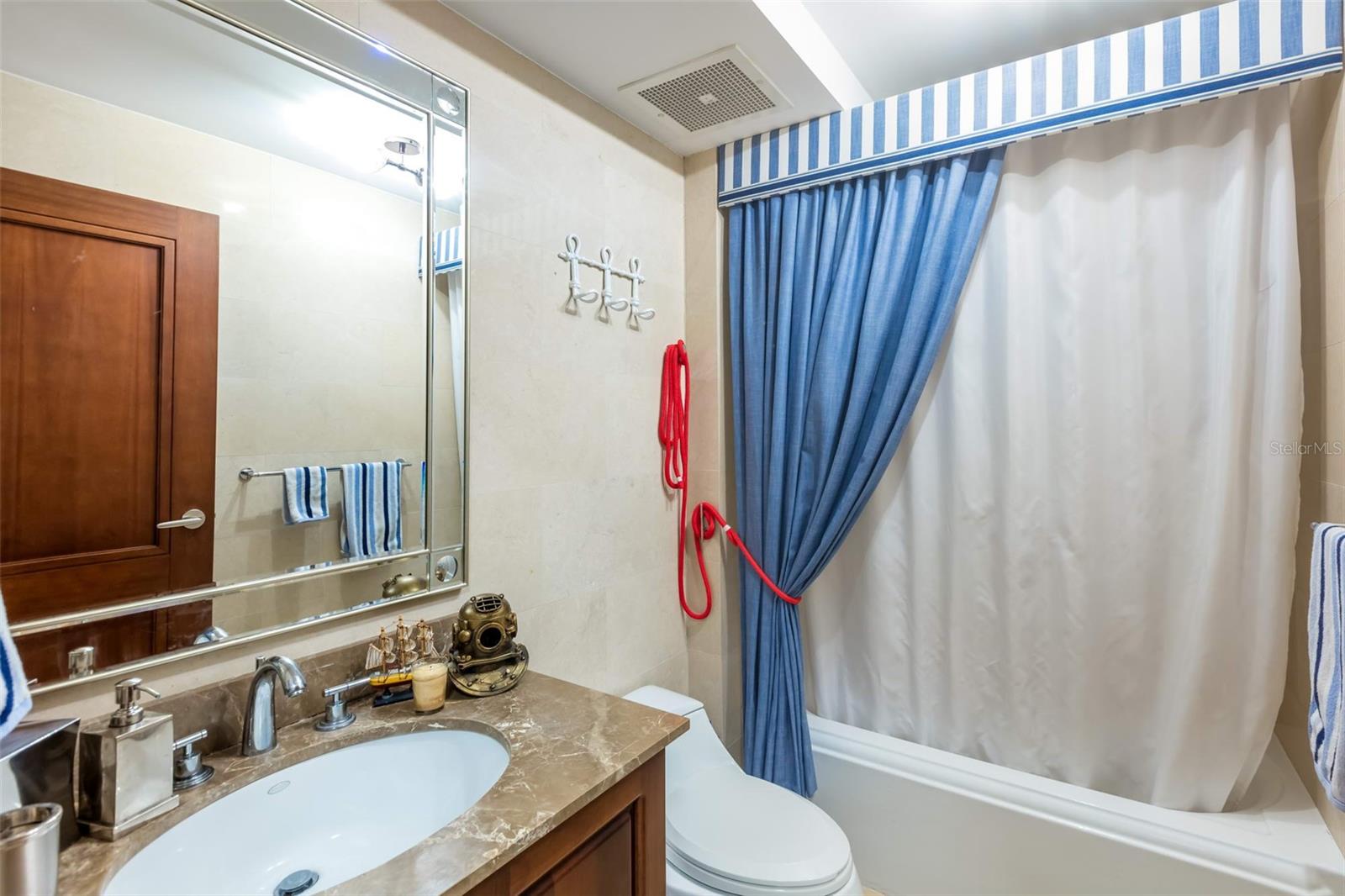 HARBOR PLAZA - Residential