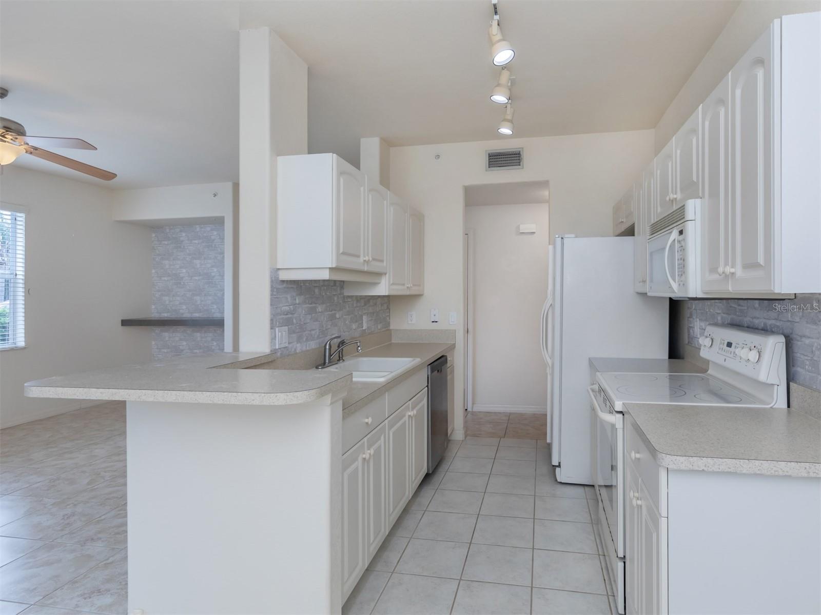 CASA DI AMICI - Residential Lease