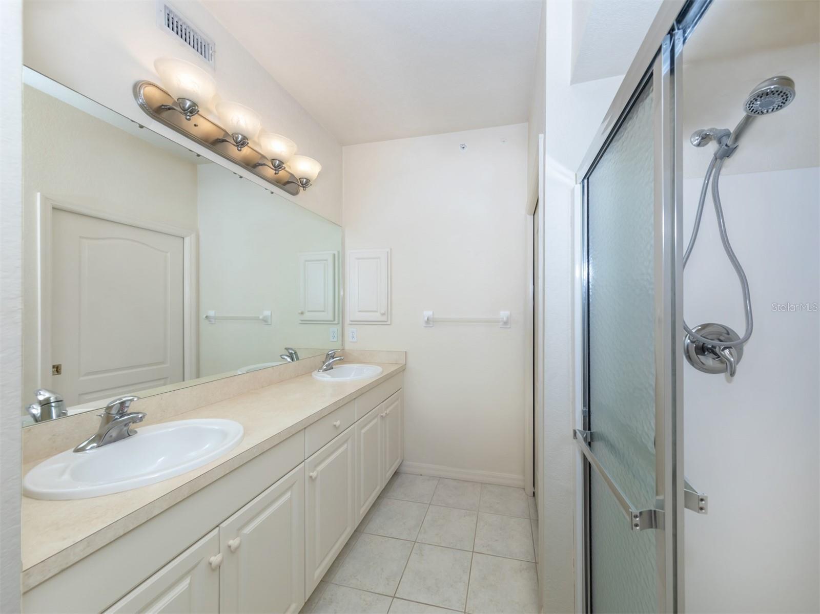 CASA DI AMICI - Residential Lease