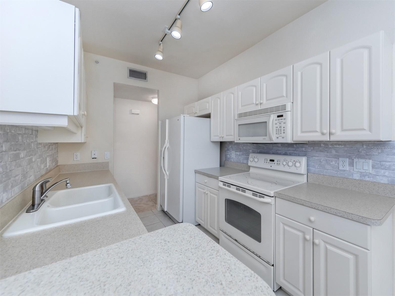 CASA DI AMICI - Residential Lease