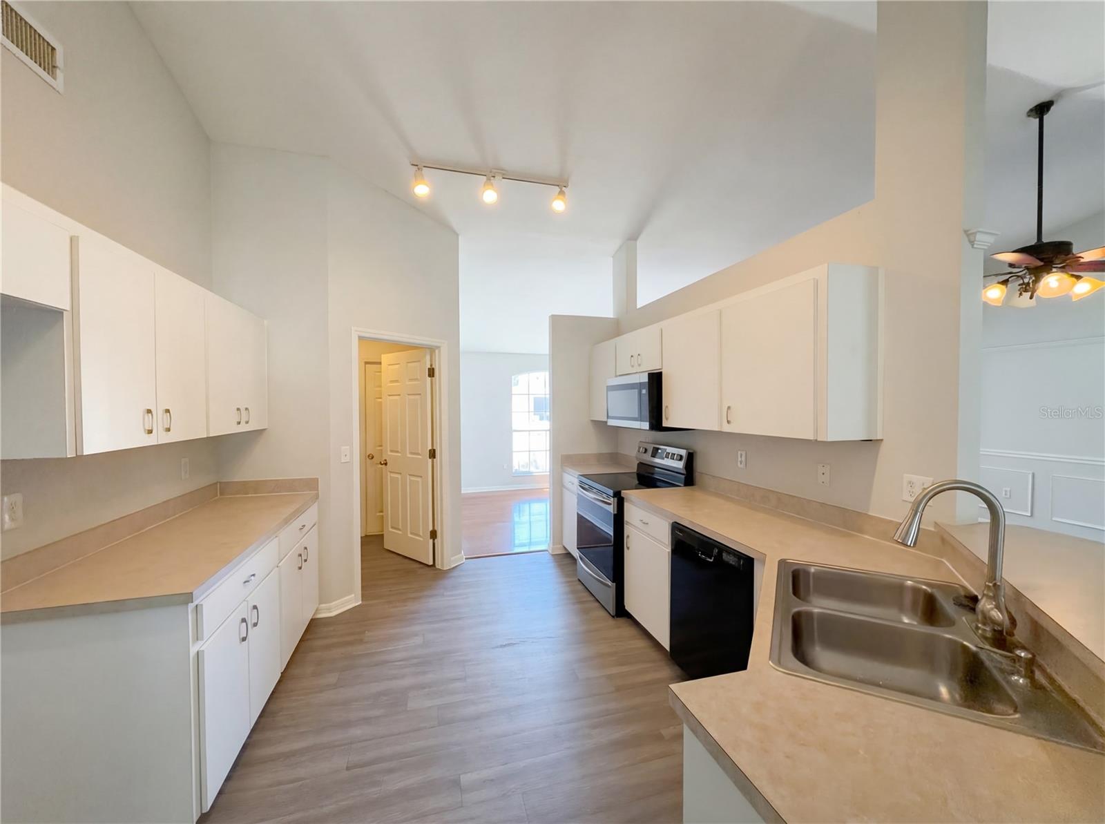 HAMPTON POINTE - Residential