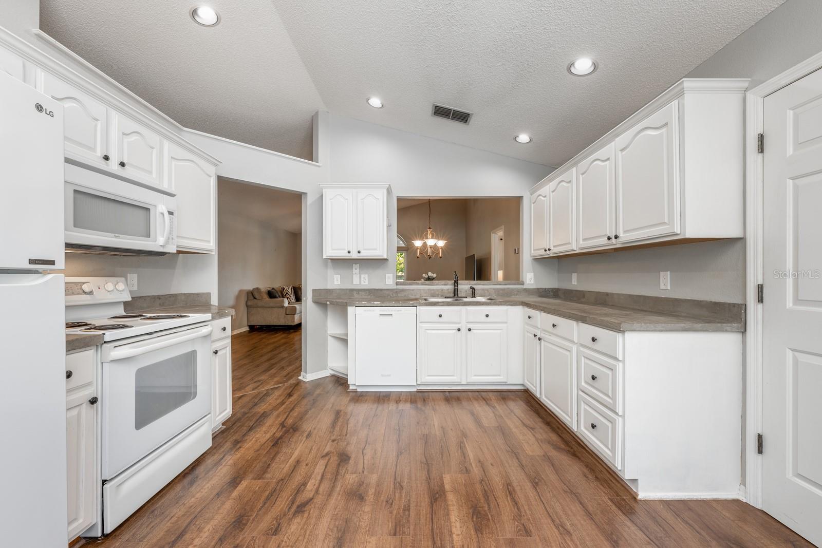 3009 E BEAUMONT LANE