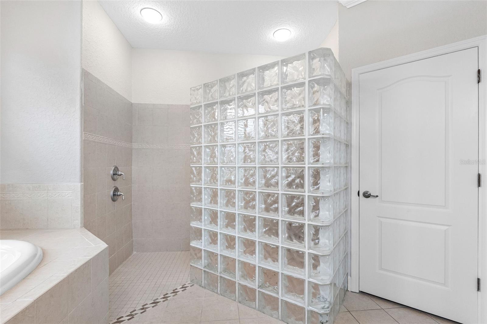 RIVERSIDE ESTATES - Residential