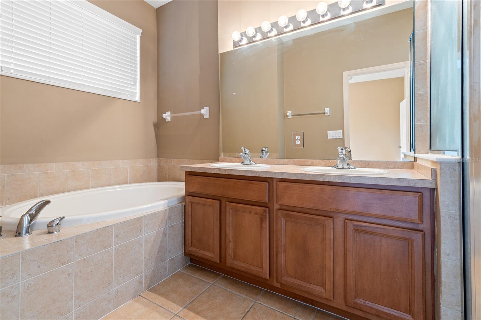 HUNTINGTON RIDGE TOWNHOMES - Residential Lease