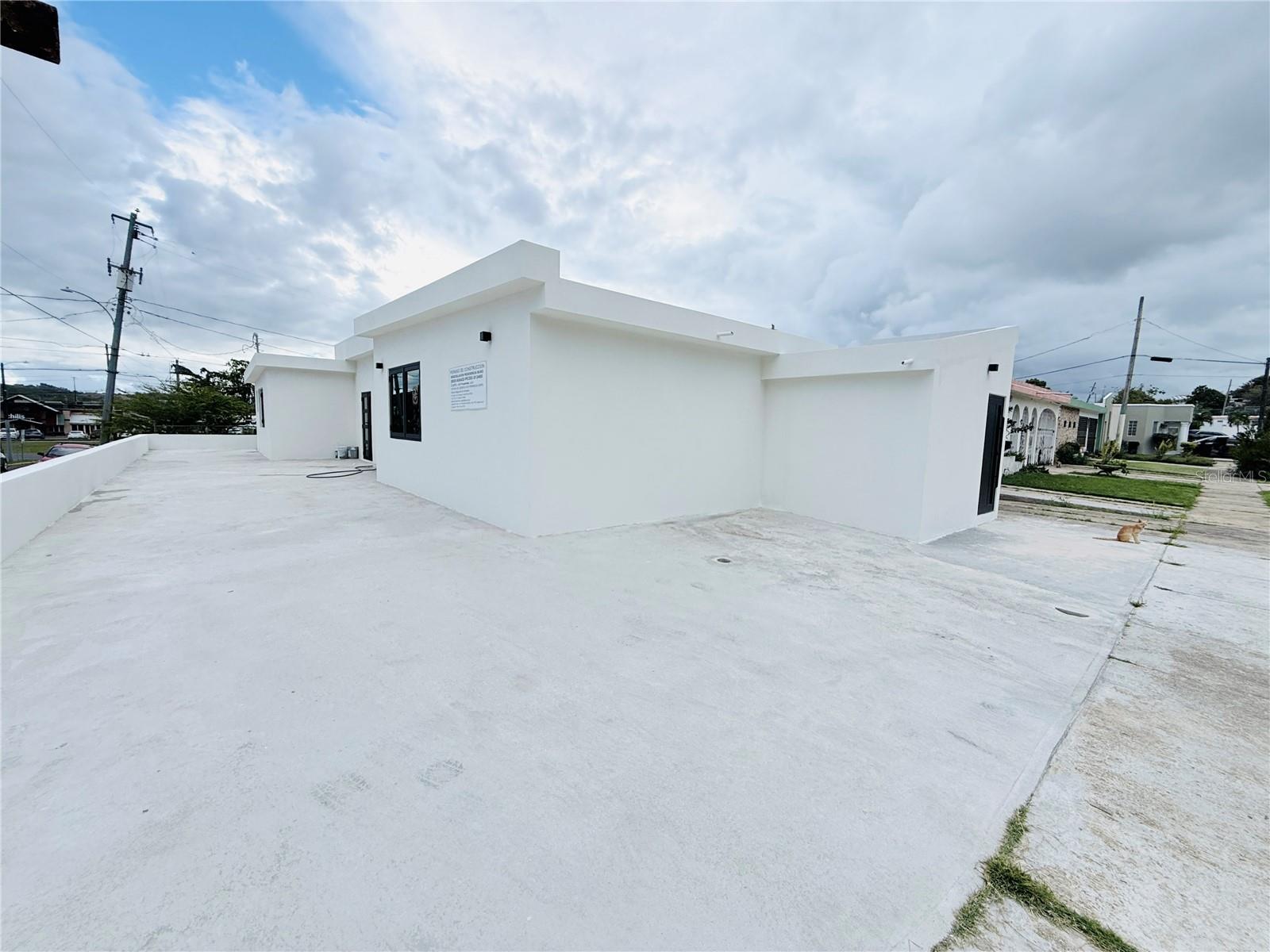 TRIPLEX HOUSE  Calle 5 D1 EXT. BUSO