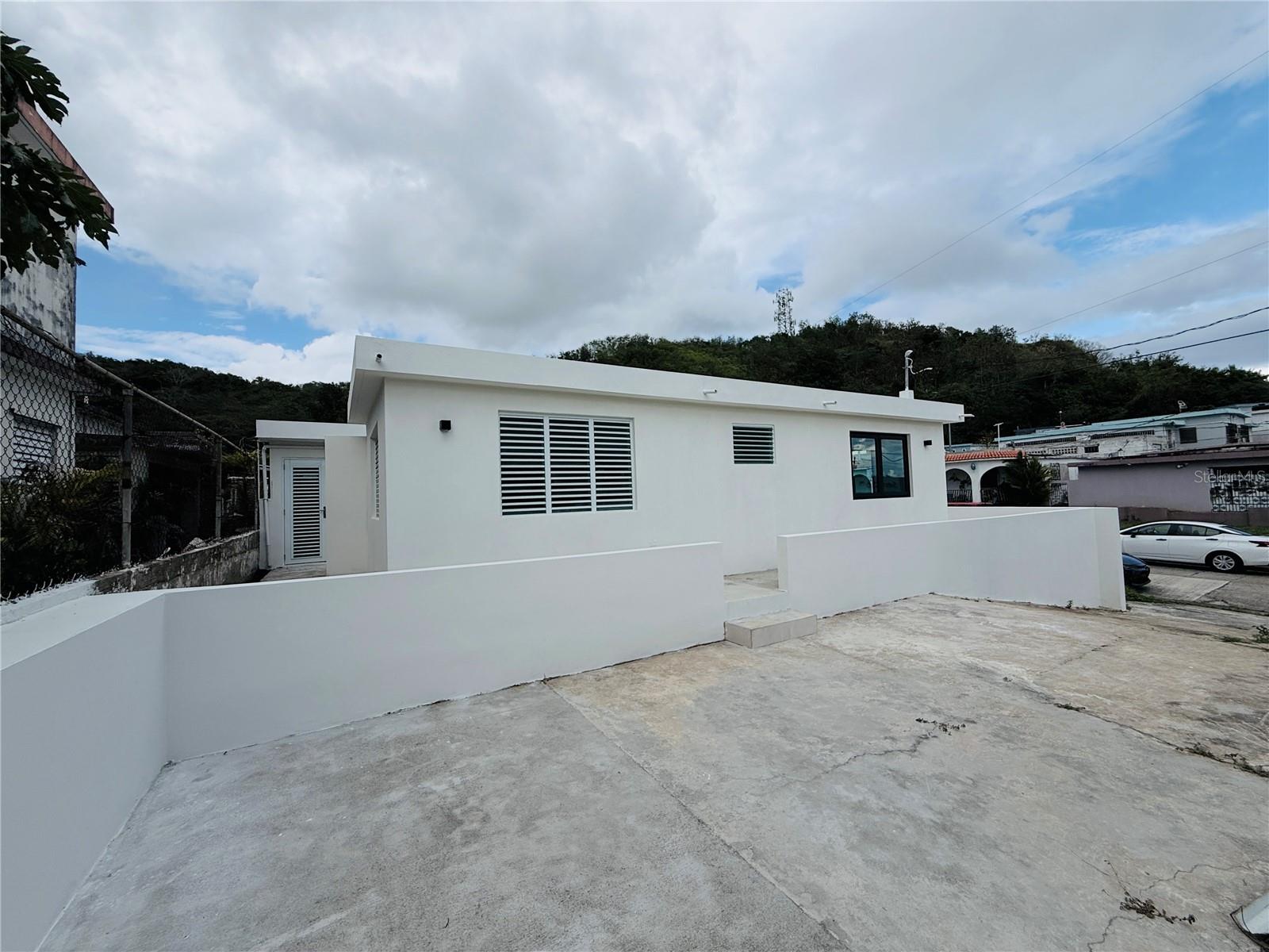 TRIPLEX HOUSE  Calle 5 D1 EXT. BUSO