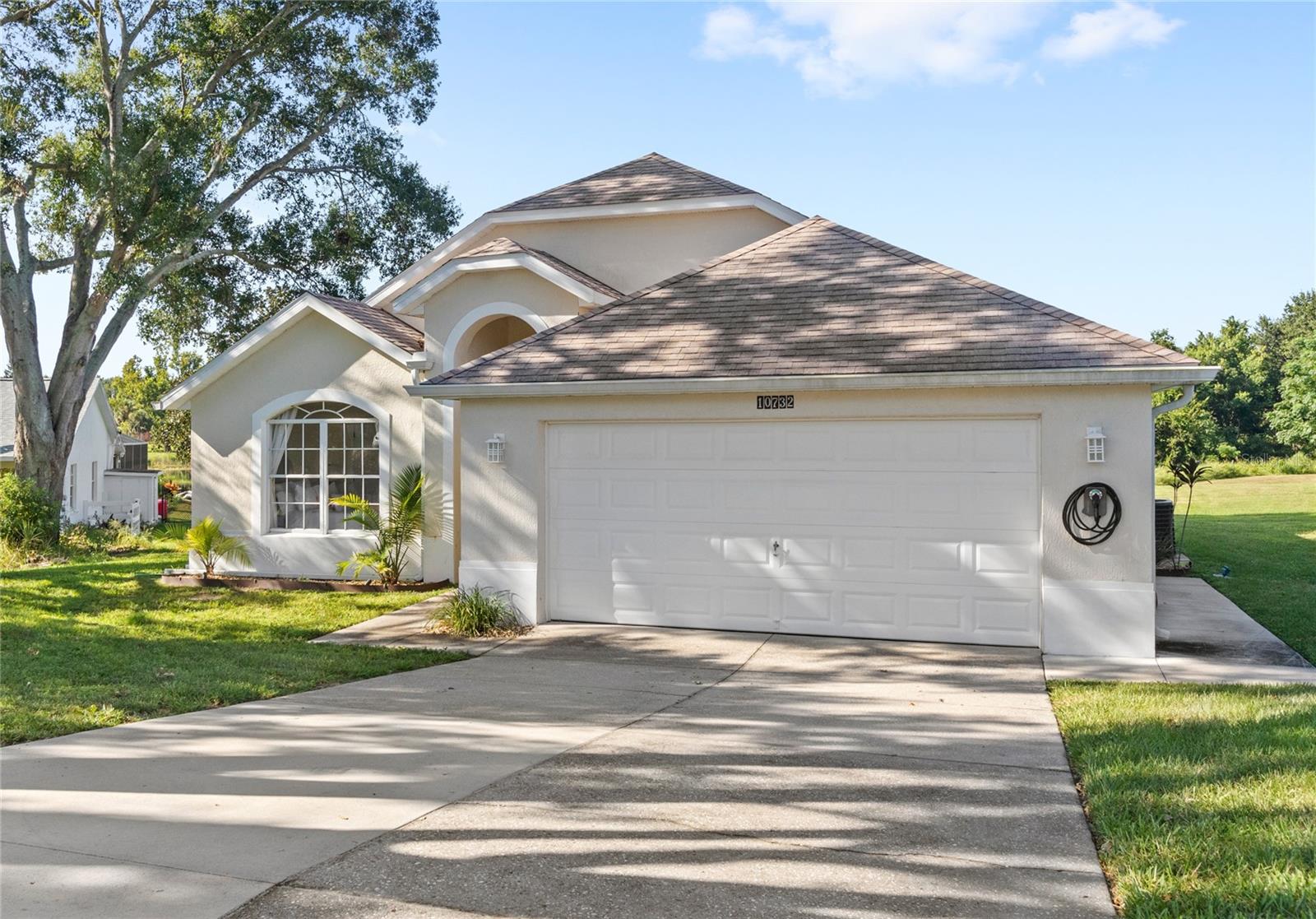 Welcome to your dream home in the heart of growing Clermont! This stunning 3-bedroom, 2-bath home sits on a spacious 0.84-acre lot with private lake access—perfect for building your own dock and embracing peaceful waterfront living. Step inside to soaring vaulted ceilings, an abundance of natural light, and a long list of thoughtful upgrades including new laminate flooring (no carpet), all-new Samsung appliances, custom closet built-ins, fresh interior paint, and more! Enjoy your morning coffee or take in golden-hour views from the brand-new screened-in back porch, perfectly positioned to soak up the serenity of the lake. With a 2022 roof, newer HVAC, and a style that effortlessly blends comfort and serenity with modern updates, this home checks every box.
Talk about a prime location, you’re just 15 minutes from the booming Wellness Way corridor, 30 minutes to Walt Disney World, and only 5 minutes to the scenic trails and natural beauty of Lake Louisa State Park. Enjoy easy access to endless shopping and dining options—including downtown winter garden, Costco, Target, and charming local restaurants in downtown Clermont.
It’s more than a home—it’s a lifestyle. And it’s waiting for you. Book your private showing today!