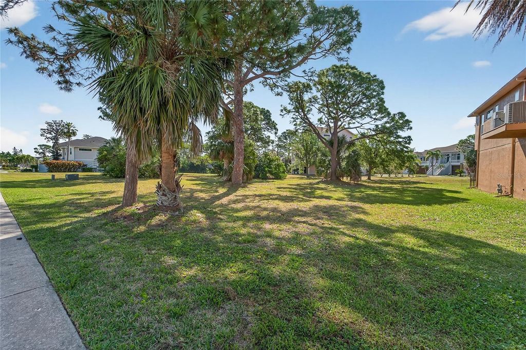 Photo of Harbour Watch Circle, Tarpon Springs, FL 34689 (MLS # TB8492049)