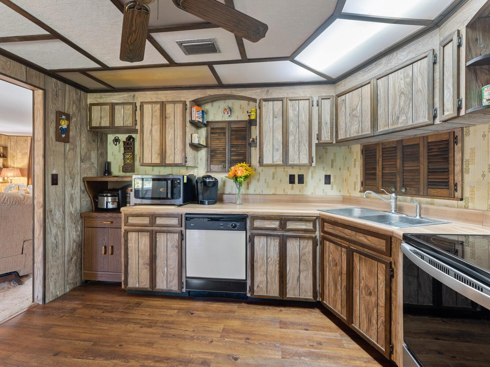 LAUREL VILLA - Residential