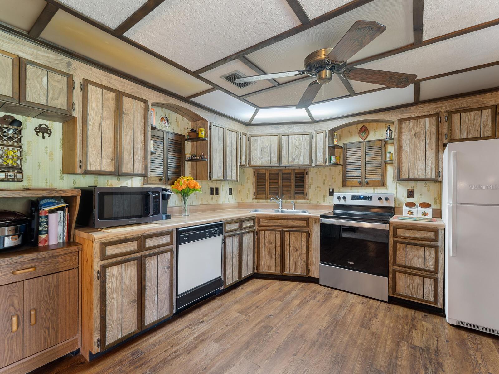 LAUREL VILLA - Residential