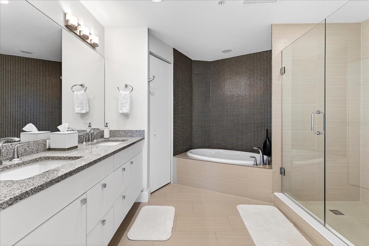 OCEANS GRAND - Residential