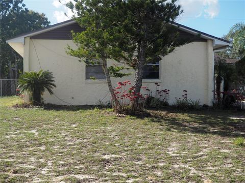 A home in LAKE WALES