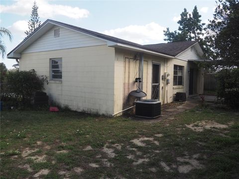 A home in LAKE WALES