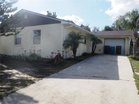 A home in LAKE WALES