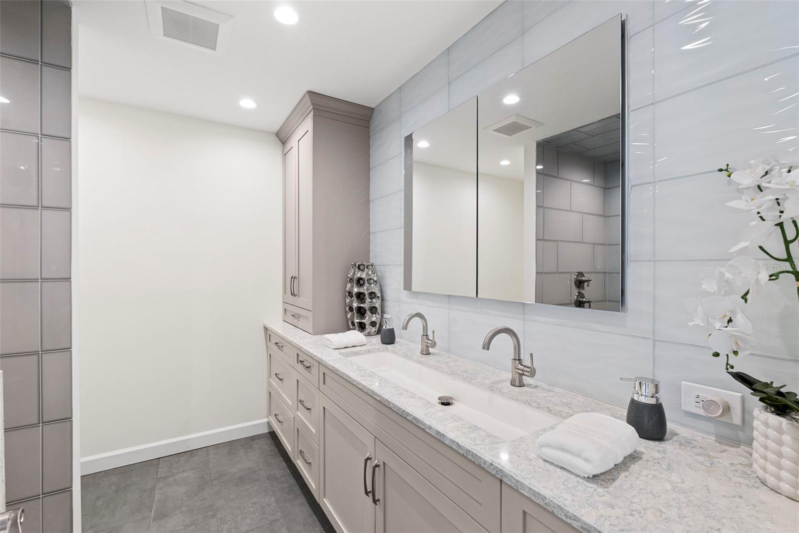 SHORE ACRES VENICE SEC 2ND REPLAT - Residential