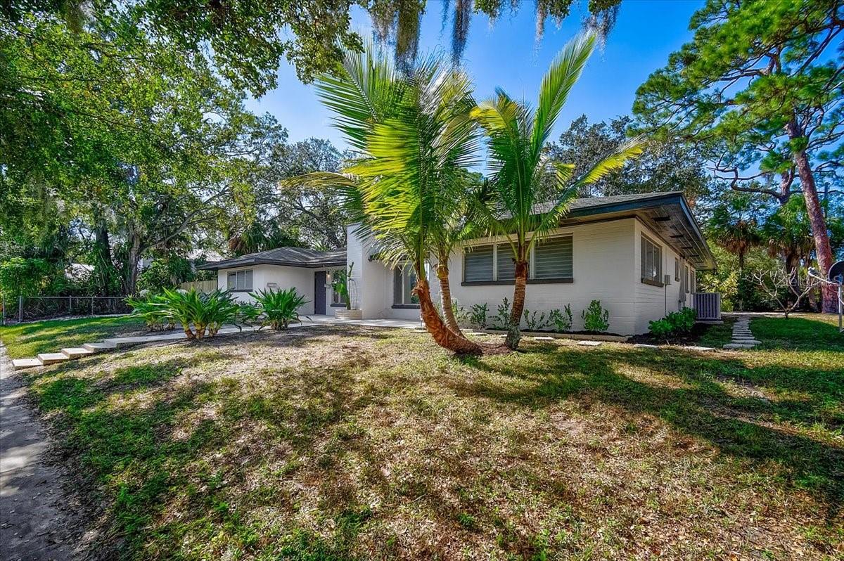 1223 COCOANUT AVENUE