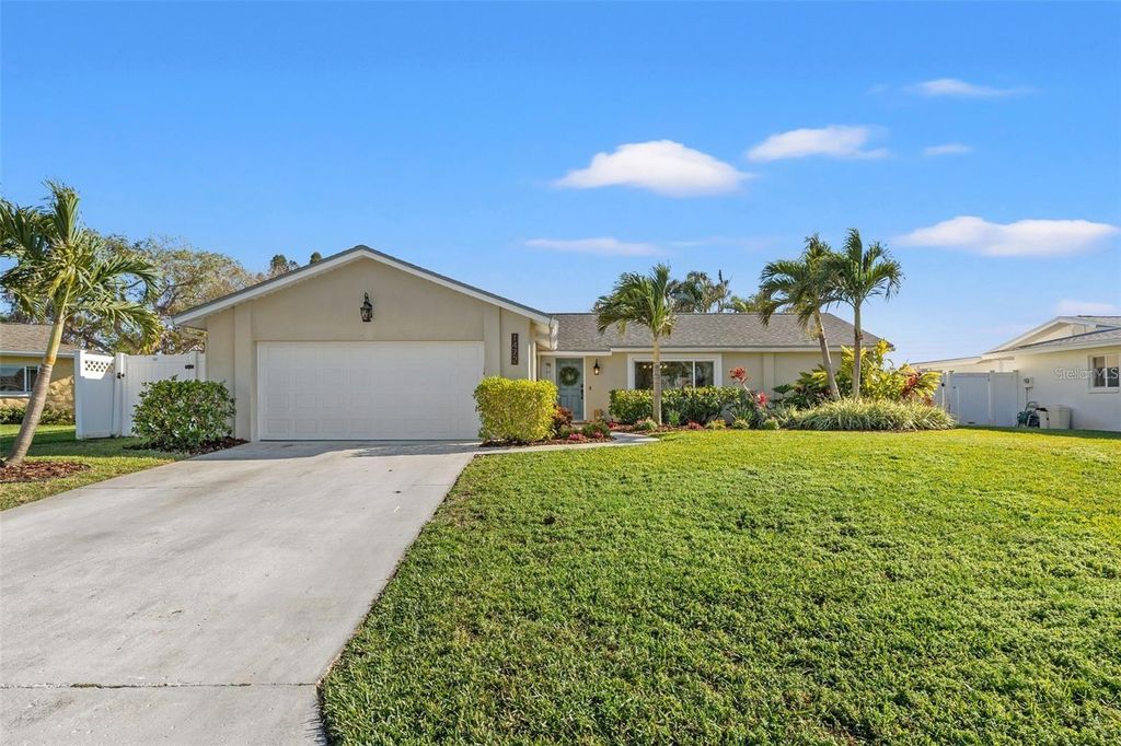 Photo of 1472 47th Avenue NE, St Petersburg, FL 33703 (MLS # O6382918)