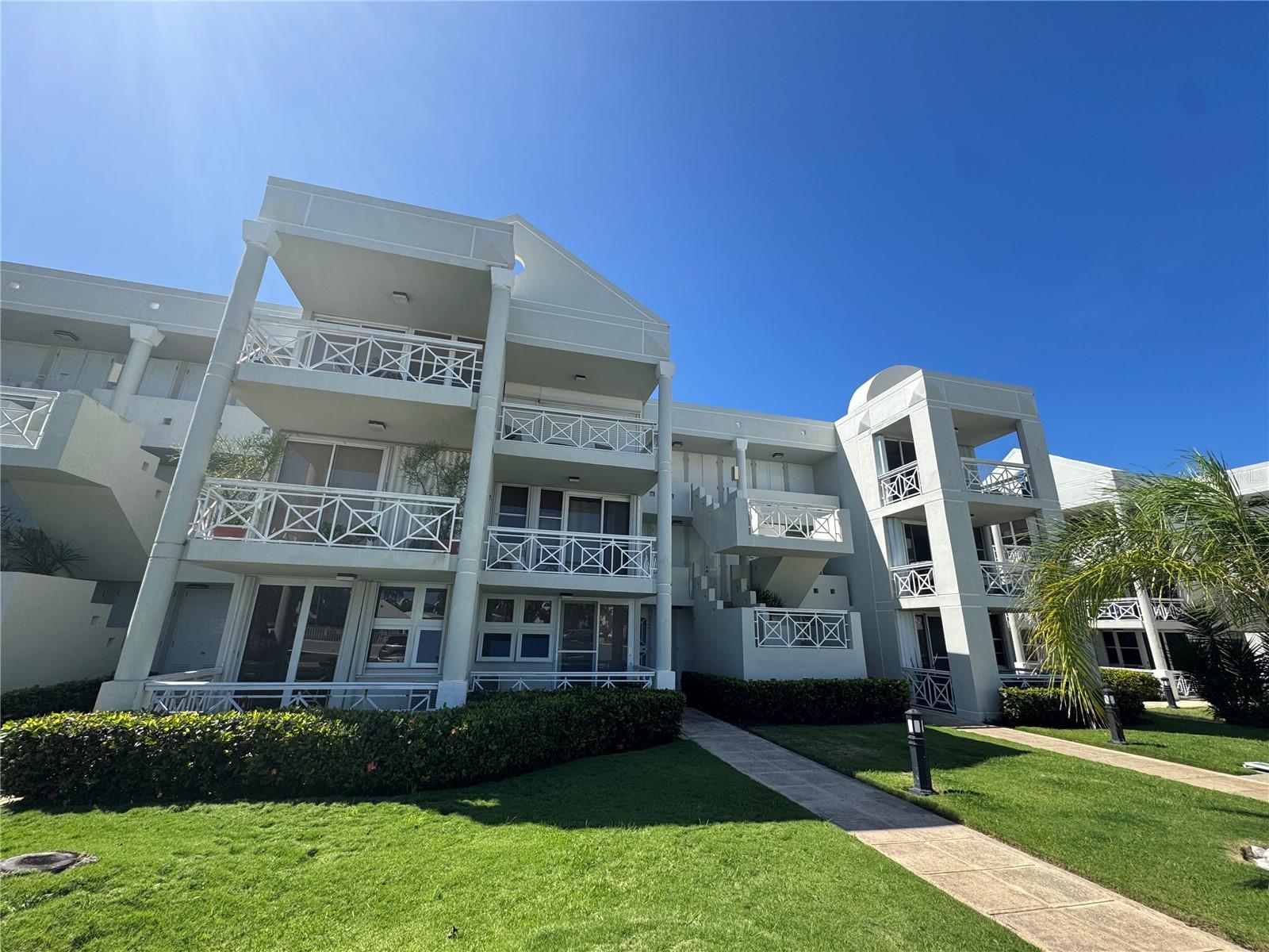Two-story corner apartment. With independent entrance and no neighbors. Living room, dining room, kitchen with counter, 3 terraces, 2 pkg spaces. Completely Furnished and equipped. Views to the Golf Course from terraces. Ready to move in!