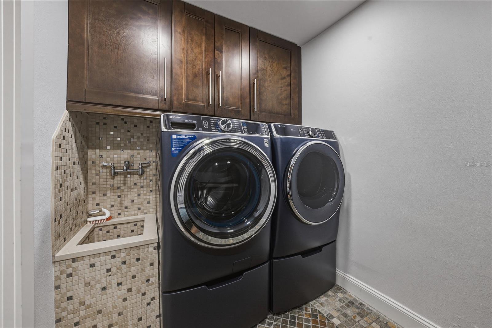 MONTICELLO PARK - Residential Lease