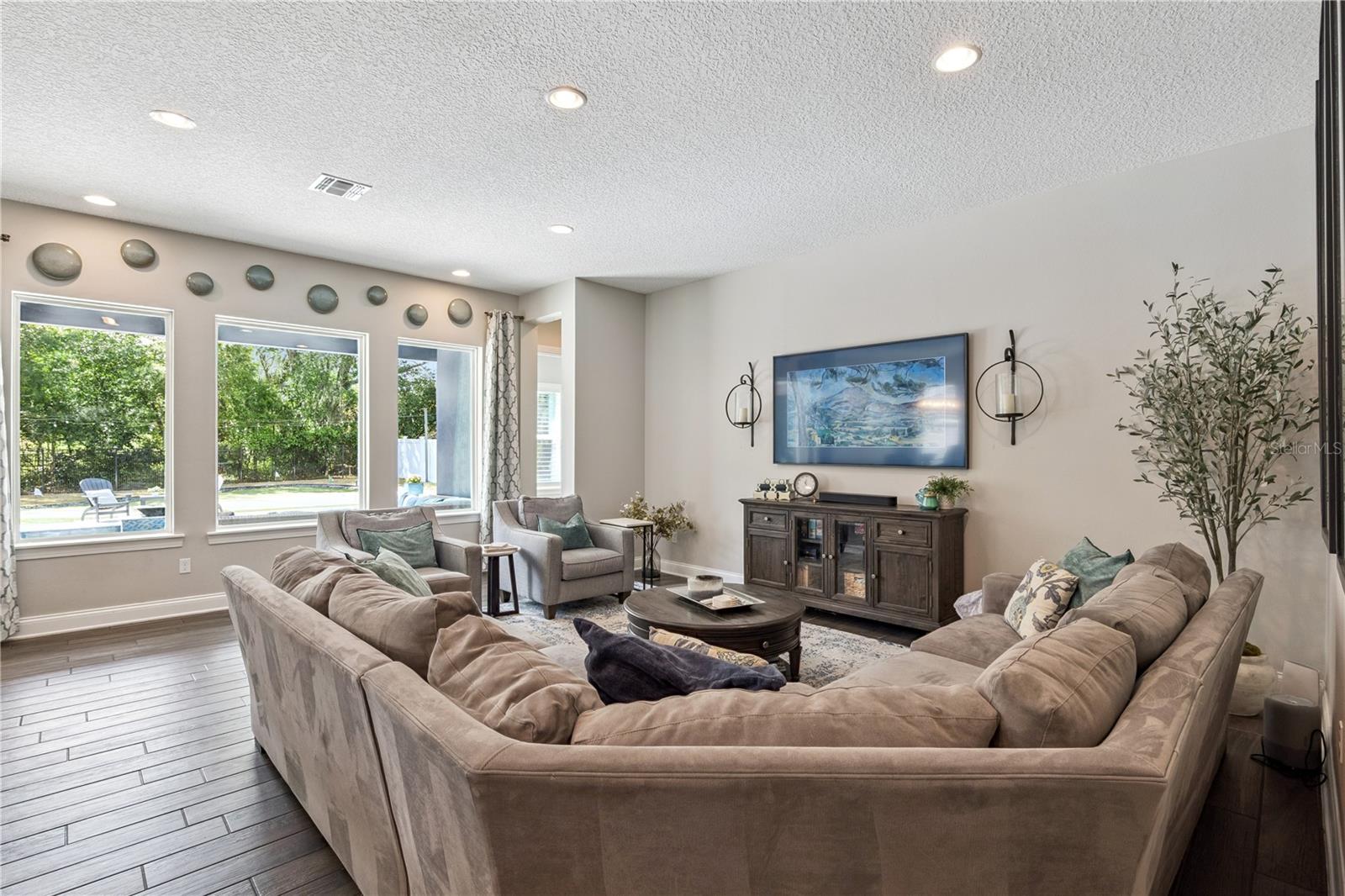 EVANS SQUARE - Residential