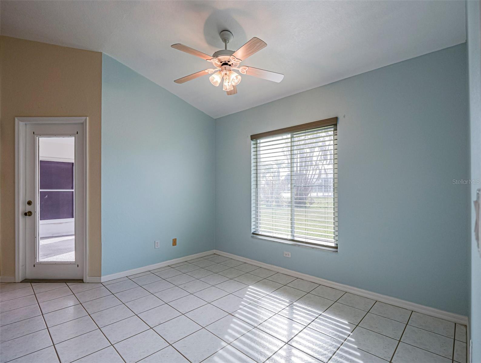 SUNSET LAKES - Residential