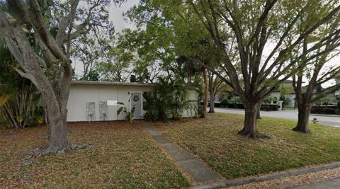 Photo of 535 Monterey Boulevard NE, St Petersburg, FL 33704 (MLS # OM712154)