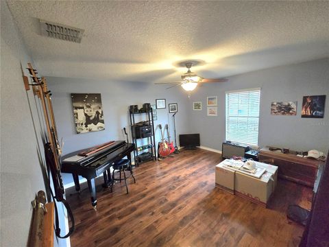 A home in LAKELAND