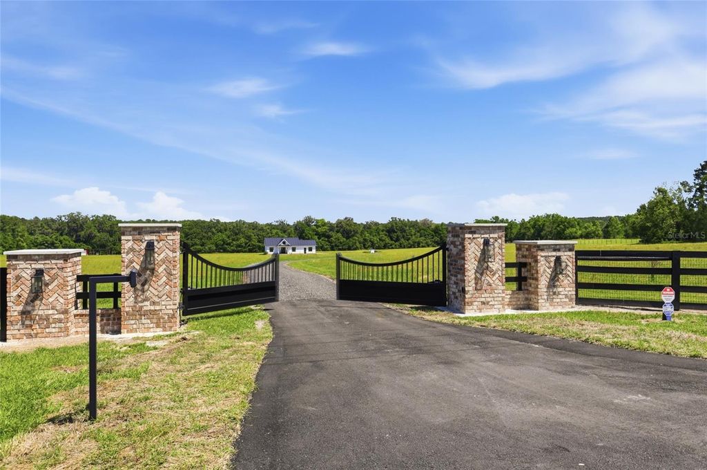 Photo of 18605 NW County Road 235a, Alachua, FL 32615 (MLS # A4690565)