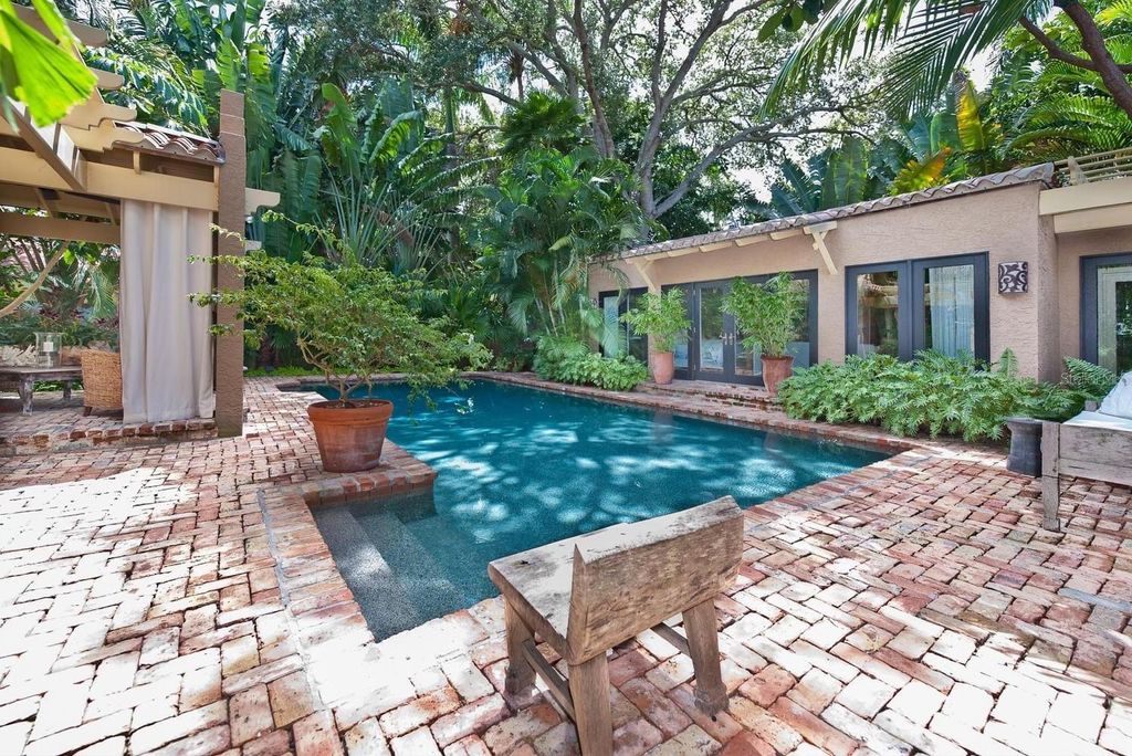 Photo of 808 Brightwaters Boulevard NE, St Petersburg, FL 33704 (MLS # TB8451573)