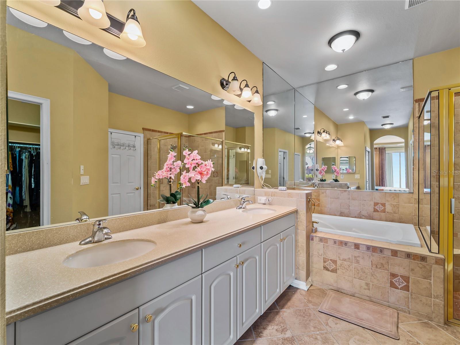 VENETIAN GOLF AND RIVER CLUB. - Residential