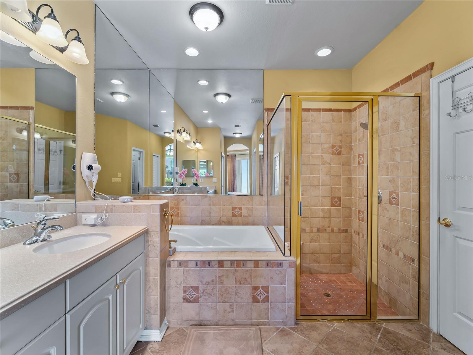 VENETIAN GOLF AND RIVER CLUB. - Residential