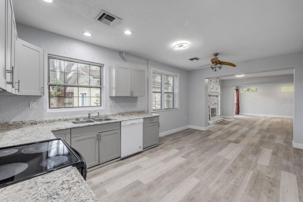 PRAIRIE LAKE MANORS - Residential