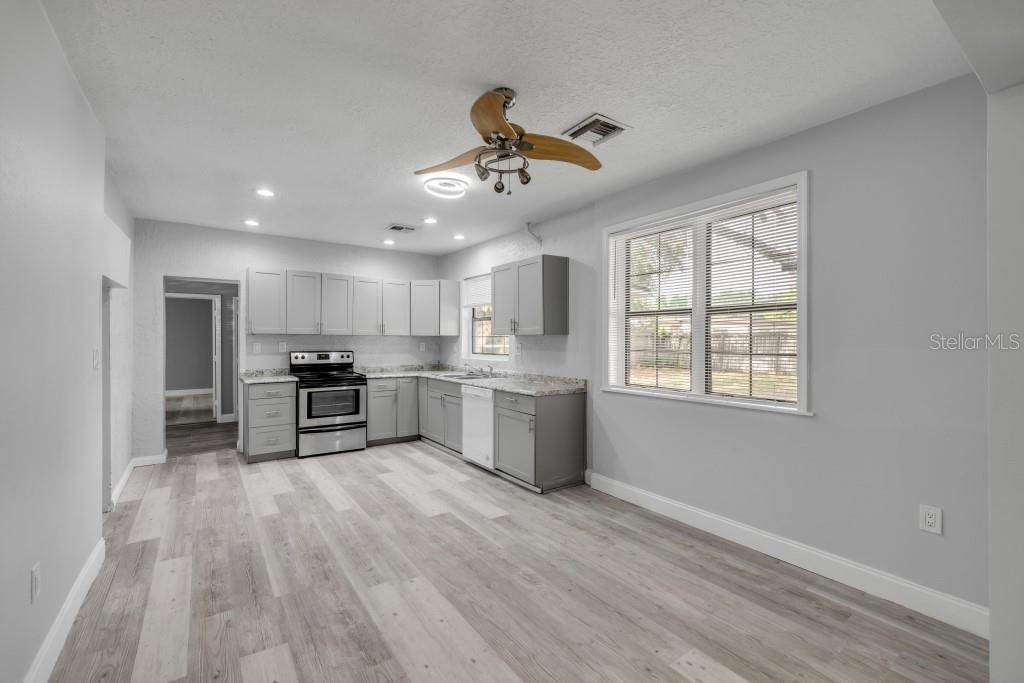 PRAIRIE LAKE MANORS - Residential