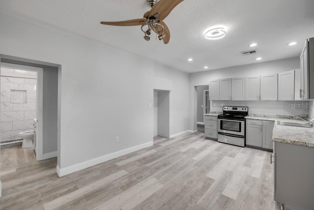 PRAIRIE LAKE MANORS - Residential