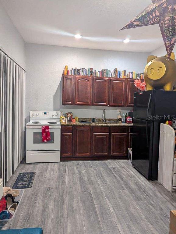 PRAIRIE LAKE MANORS - Residential