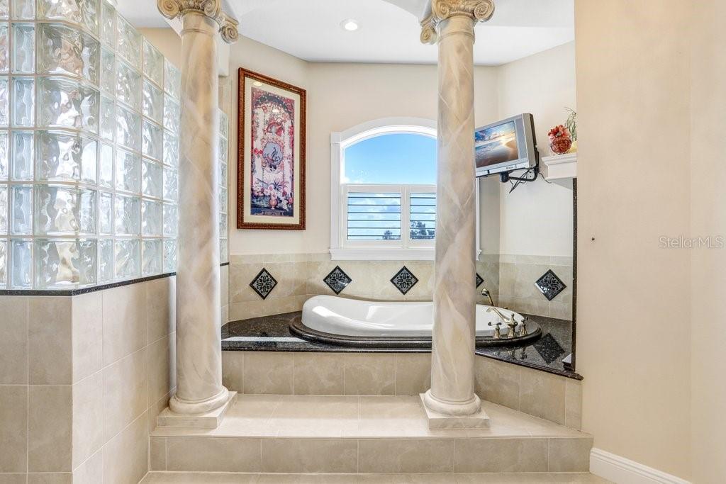 LAGO WHISPERS - Residential