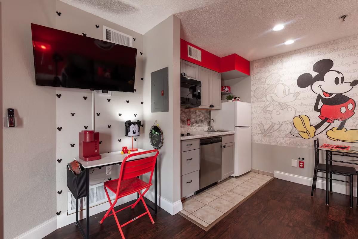 PARKWAY PALMS RESORT MAINGATE CONDO - Residential