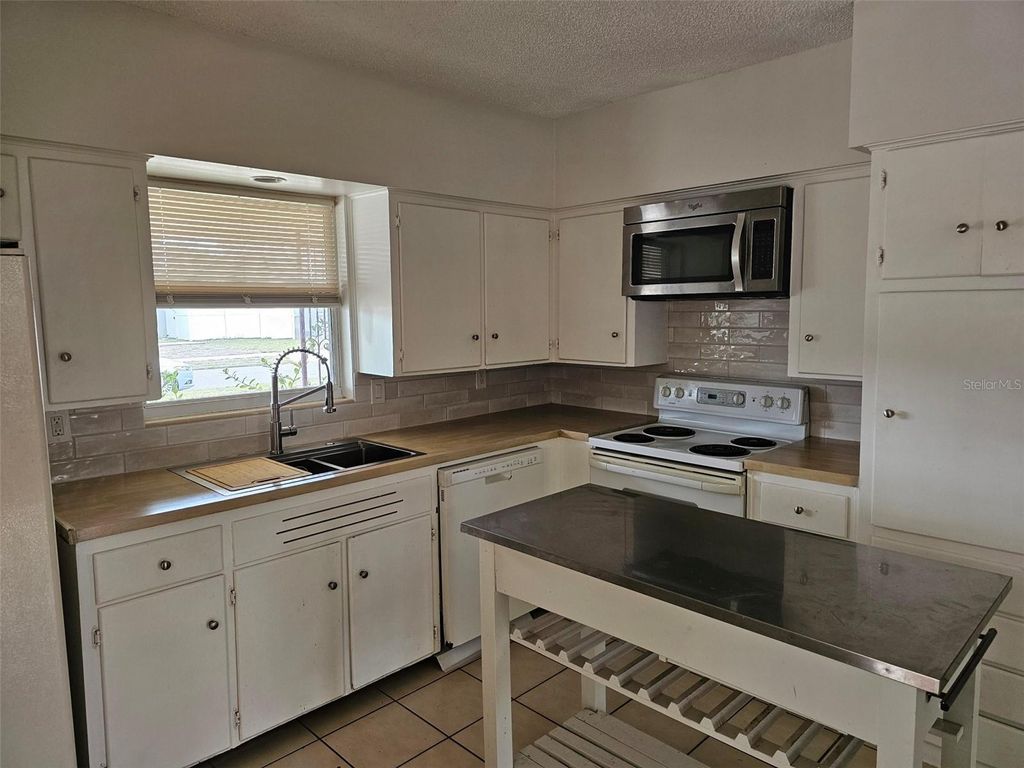 Photo of 7409 Manatee Street, Sarasota, FL 34243 (MLS # A4692702)