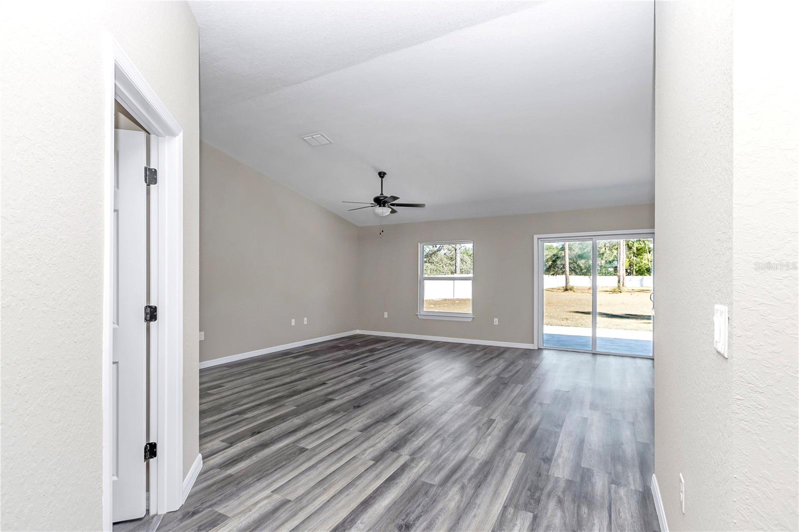 ROLLING HILLS - Residential