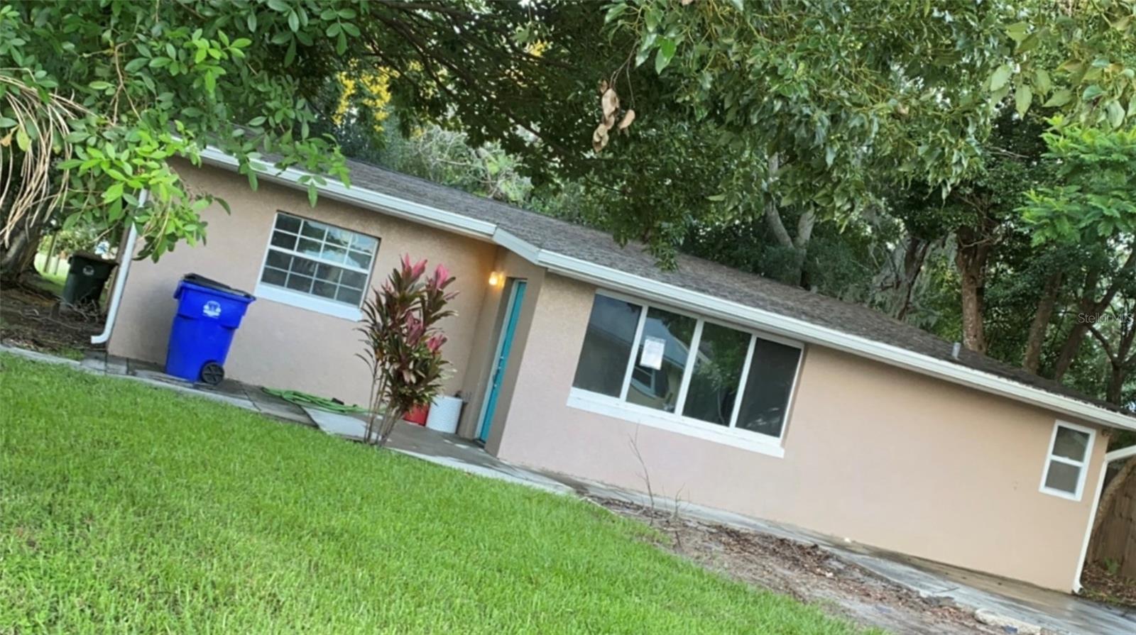 Great family home remodeled in 2020 with new wood cabinets and granite counter tops. Inside laundry conveniently located off the kitchen. Large, covered patio off the family room. Walk 5 blocks to popular St Cloud waterfront park.