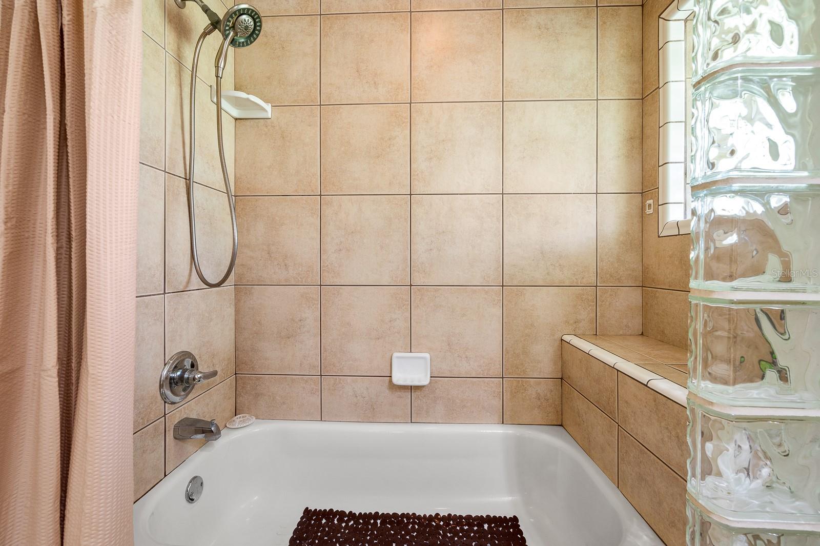 UNIVERSITY OAKS - Residential