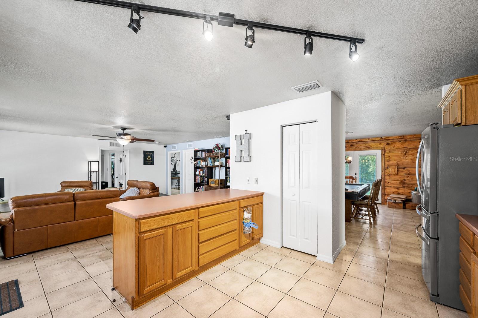 UNIVERSITY OAKS - Residential