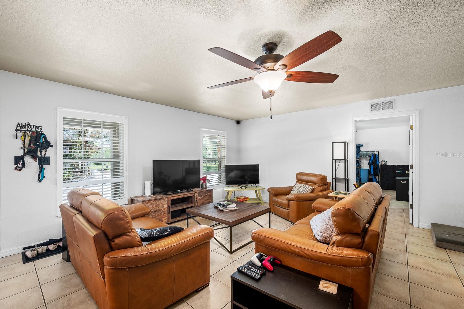 UNIVERSITY OAKS - Residential