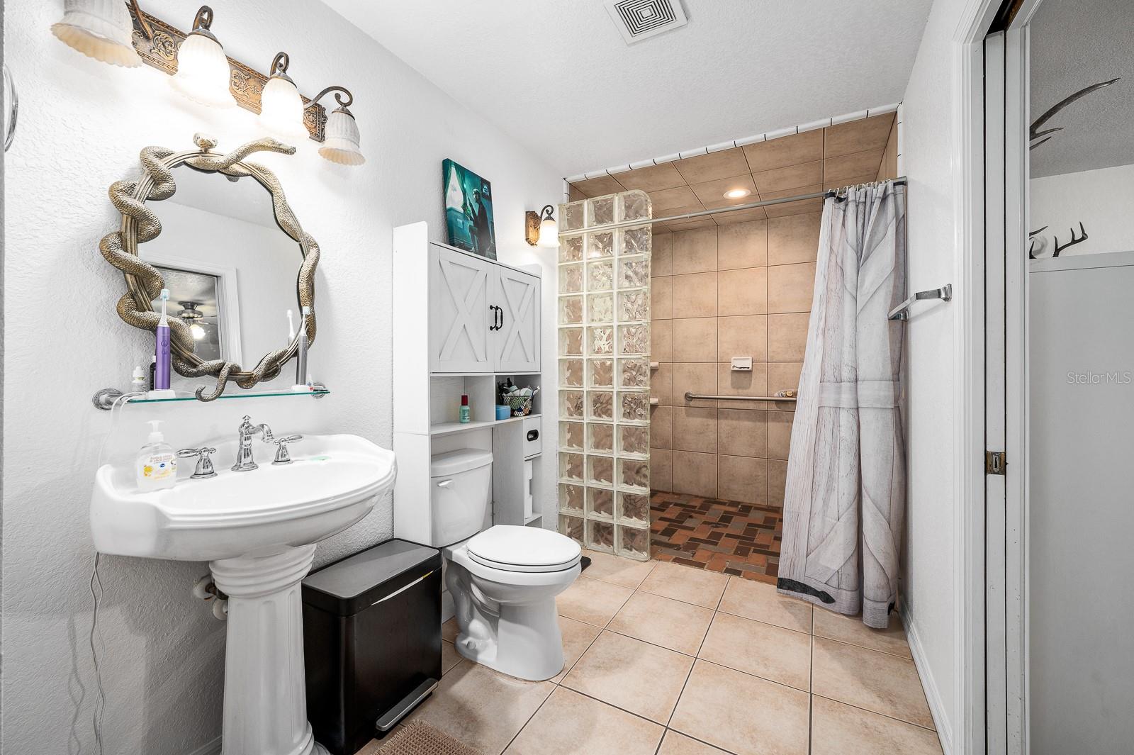 UNIVERSITY OAKS - Residential