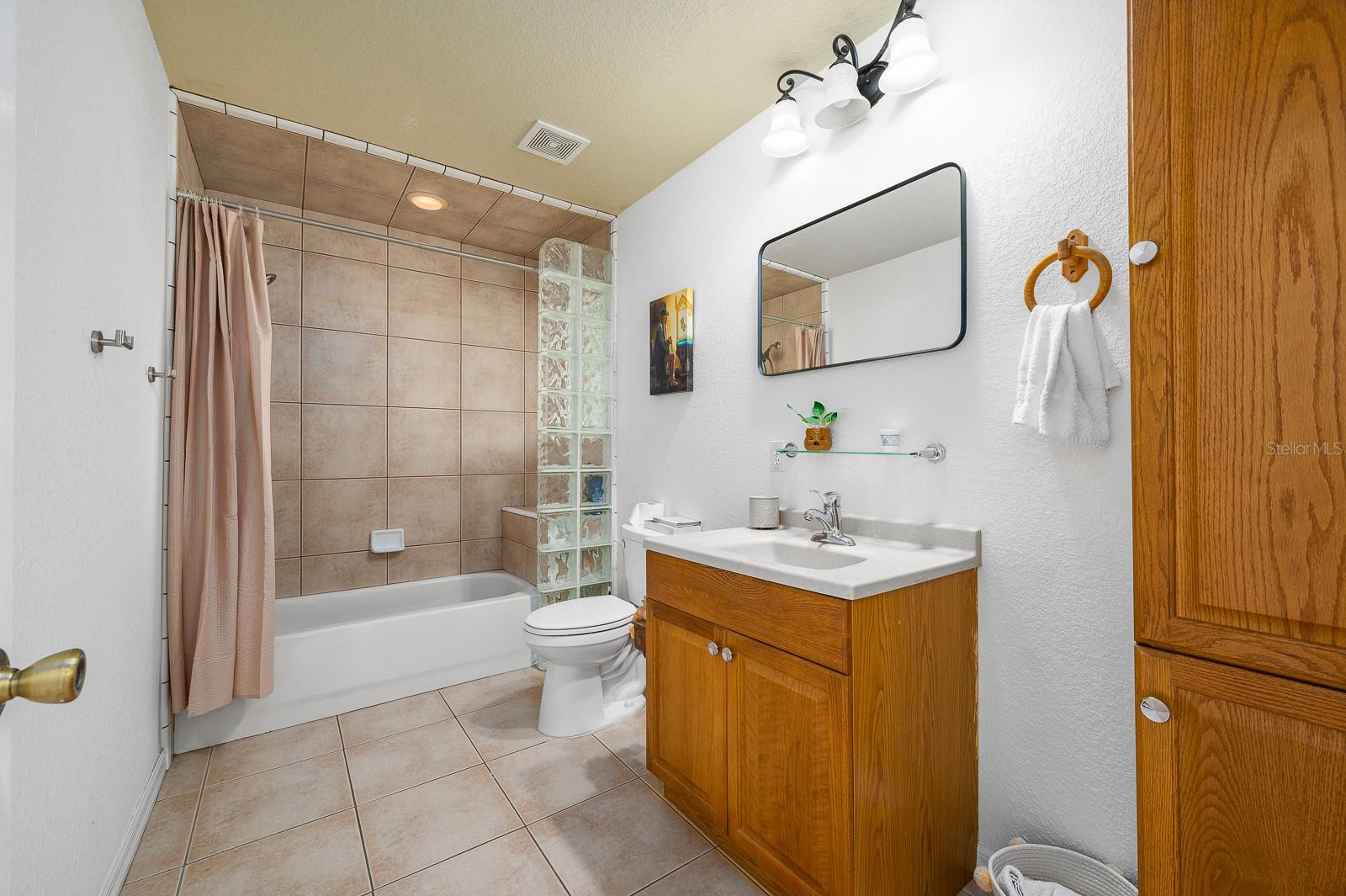 UNIVERSITY OAKS - Residential